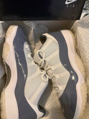 Jordan 11 Retro Low Like New, original box and packaging! 13